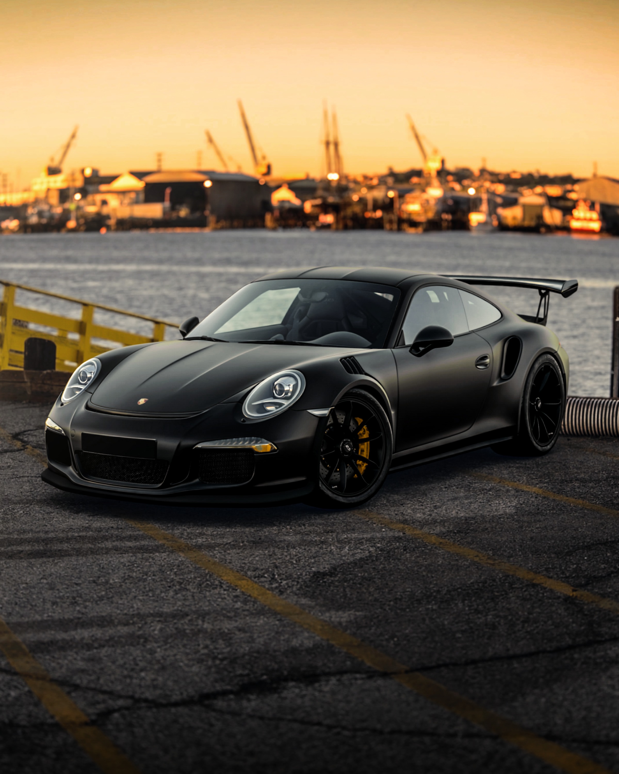 Porsche - чёрный, горы